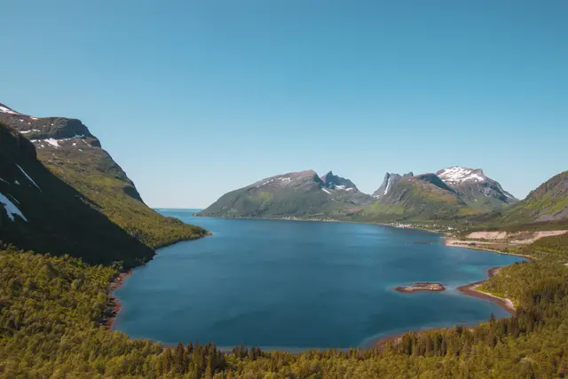 Blick von der Bergsbotn-Plattform auf den tiefblauen Fjord und die Berge von Senja