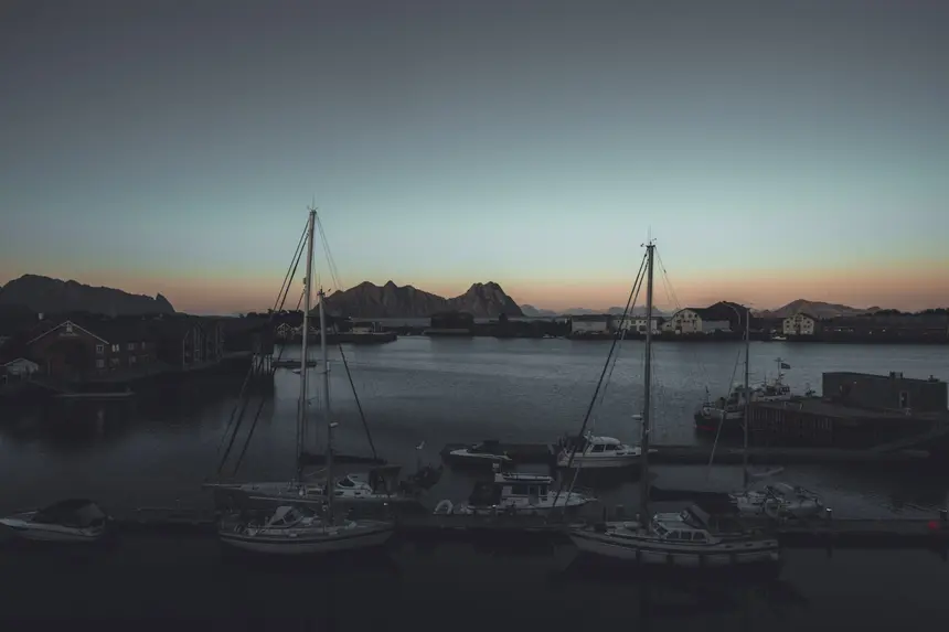 Abendstimmung im Hafen von Svolvær mit Segelbooten vor Bergsilhouetten