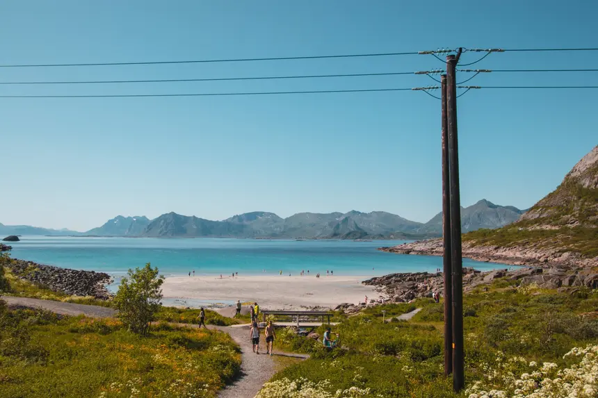 Türkisblaues Wasser und weißer Sand am Strand von Rørvika