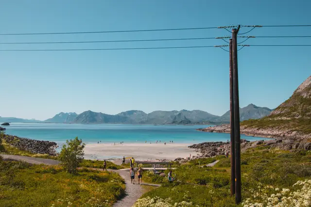 Türkisblaues Wasser und weißer Sand am Strand von Rørvika