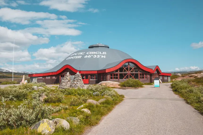 Arctic Circle Centre mit grauer Kuppel und Steinmännchen am Polarkreis
