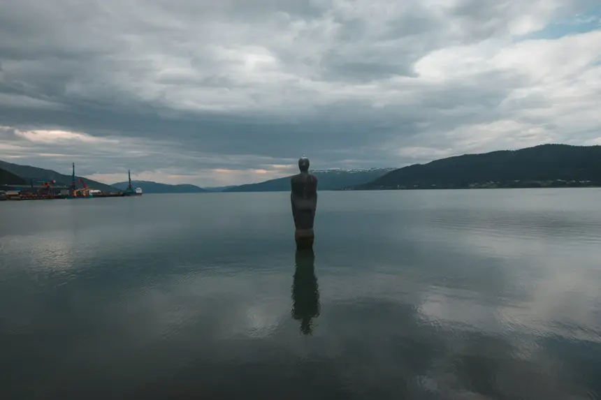 Havmannen-Skulptur im stillen Wasser des Fjords bei Mo i Rana