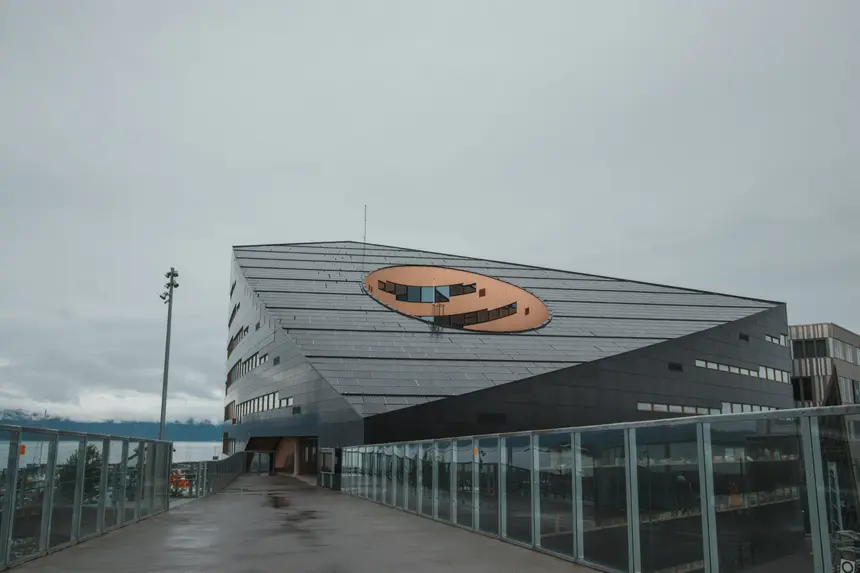 Schräge Solarfassade des Powerhouse Brattørkaia mit ovalem Lichthof in Trondheim
