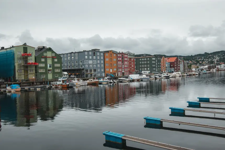 Bunte Lagerhäuser und Bootsstege am Hafen von Trondheim