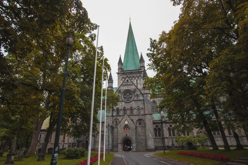 Westfassade des Nidarosdoms mit Statuenreihen, Rosette und Doppeltürmen