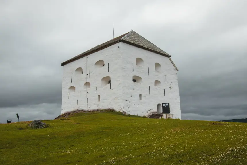 Weißer Donjon der Festung Kristiansten auf grünem Hügel über Trondheim