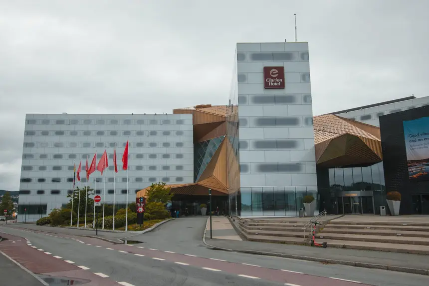 Moderne Glas- und Kupferfassade des Clarion Hotel in Trondheim