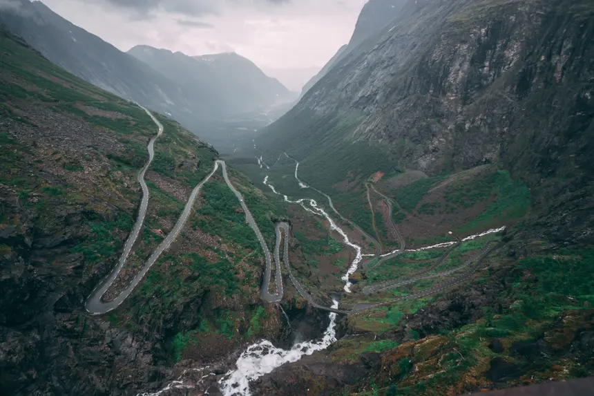 Blick vom Aussichtspunkt auf die Serpentinen des Trollstigen im Regennebel