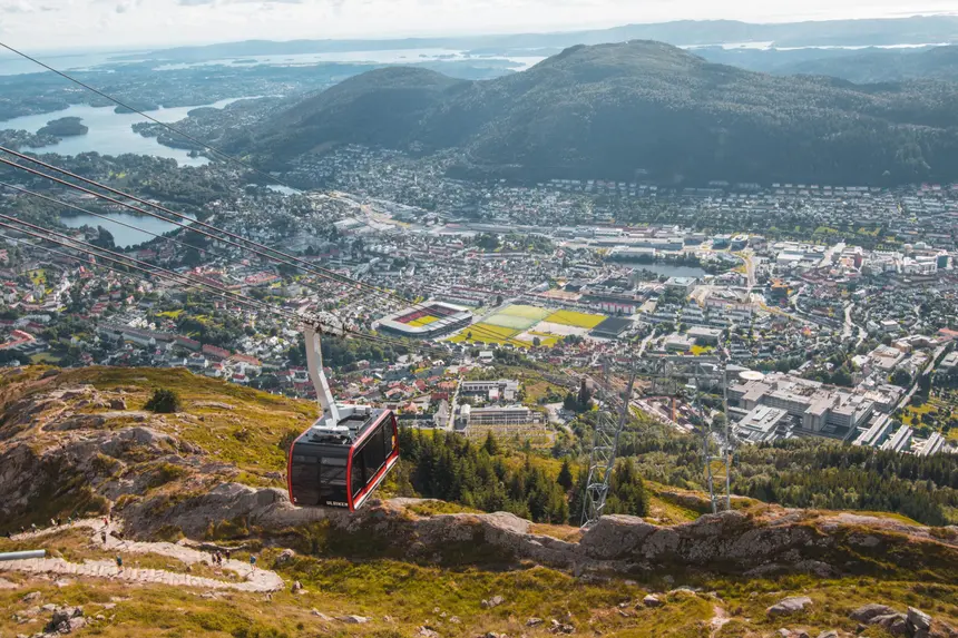 Rote Kabine der Ulriksbanen schwebt über Bergen mit Blick auf Stadt und Schären