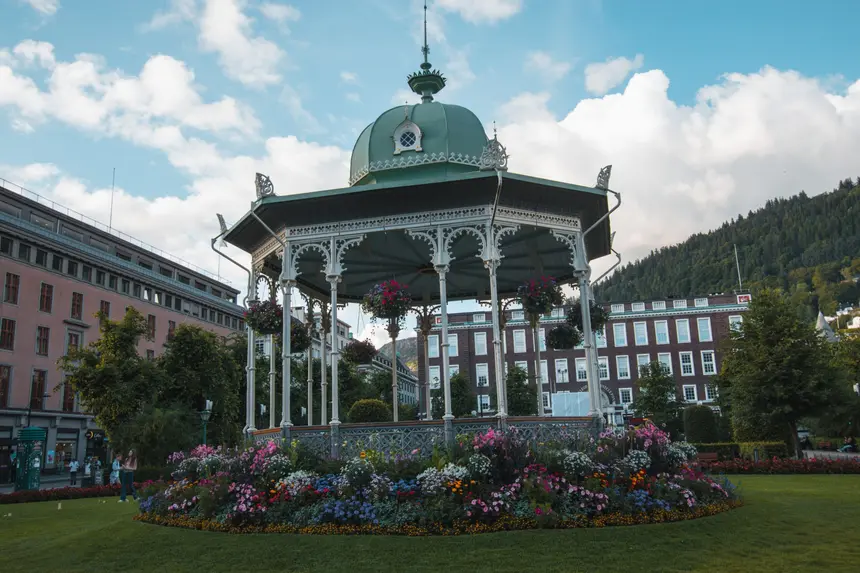 Grüner Griegpavillon mit üppigen Blumenbeeten am Festplassen in Bergen