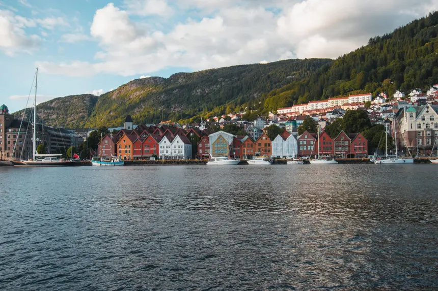 Blick über den Hafen auf die bunten Giebelhäuser von Bryggen in Bergen
