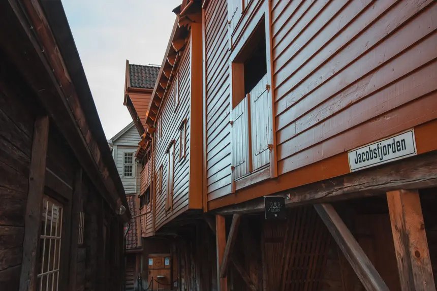 Schmale Holzgasse Jacobsfjorden zwischen alten Kontorhäusern in Bryggen