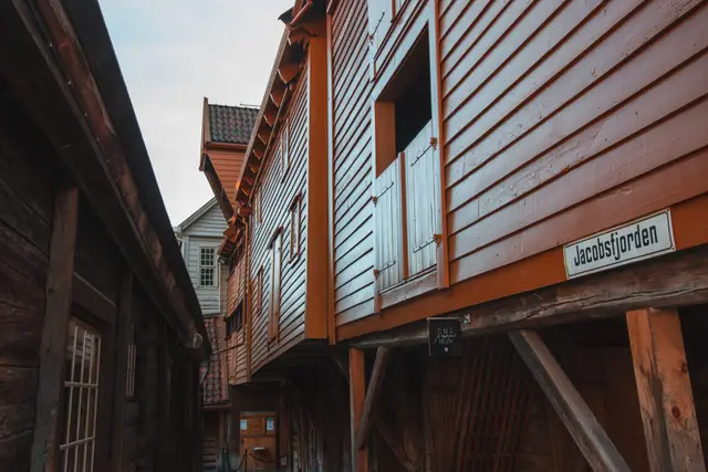 Schmale Holzgasse Jacobsfjorden zwischen alten Kontorhäusern in Bryggen