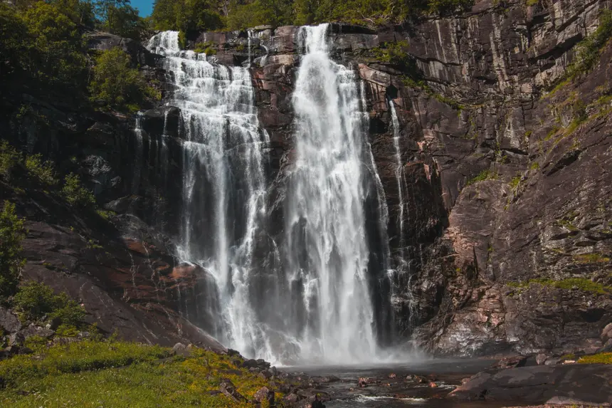 Der Skjervsfossen stürzt in breiten Kaskaden über eine dunkle Felswand