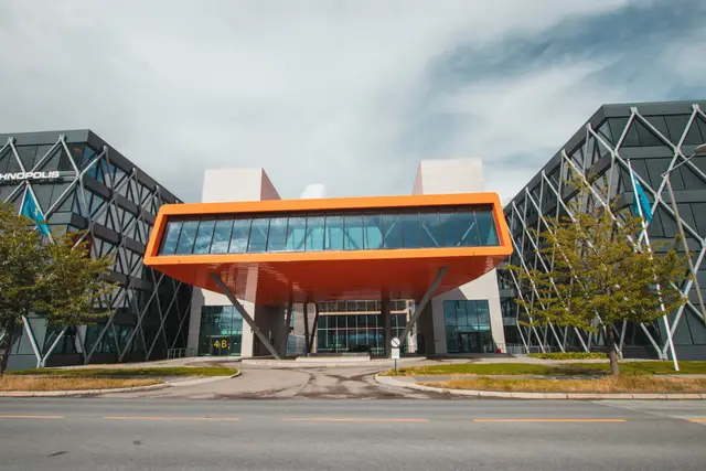 Markantes orangefarbenes Vordach des Technopolis-Komplexes in Fornebu