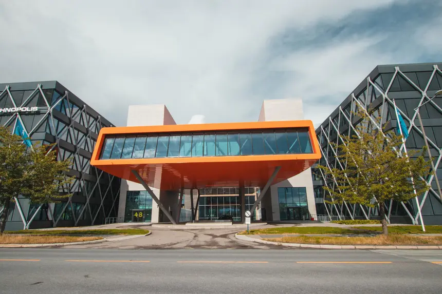 Markantes orangefarbenes Vordach des Technopolis-Komplexes in Fornebu