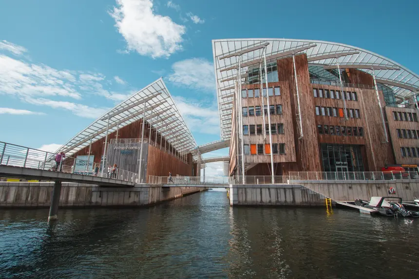 Astrup Fearnley Museum mit geschwungenen Glasdächern am Wasser in Tjuvholmen