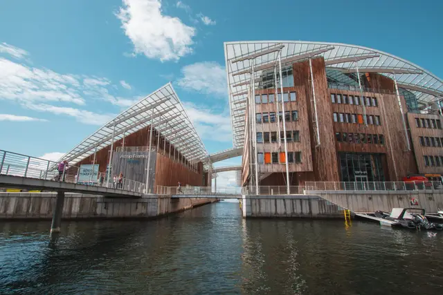 Astrup Fearnley Museum mit geschwungenen Glasdächern am Wasser in Tjuvholmen