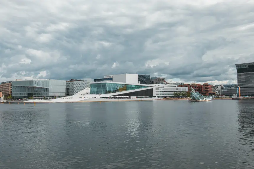 Weißes Opernhaus von Oslo mit schräg begehbarem Dach am Fjordufer