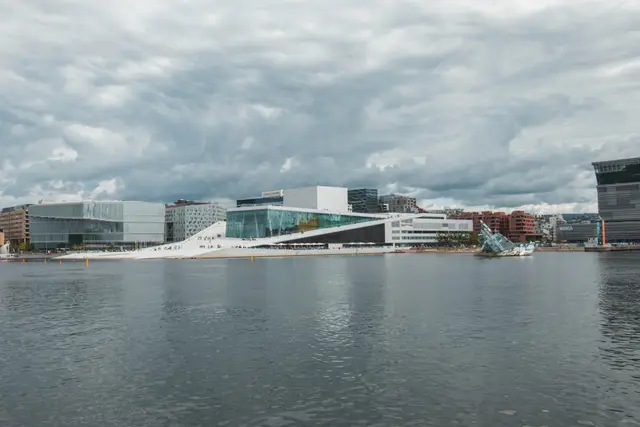 Weißes Opernhaus von Oslo mit schräg begehbarem Dach am Fjordufer
