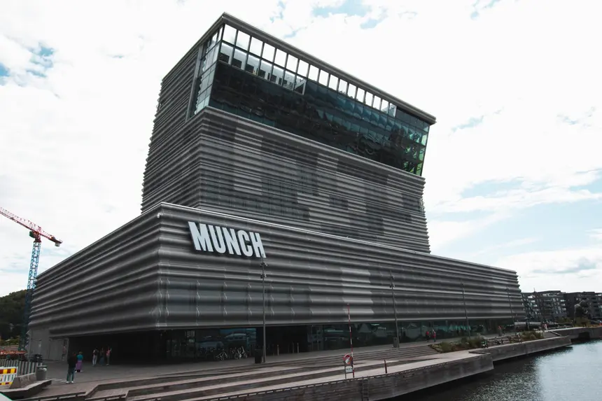 Graue gewellte Fassade des Munch Museums am Osloer Hafenbecken