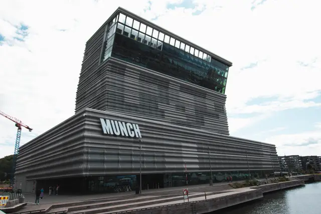 Graue gewellte Fassade des Munch Museums am Osloer Hafenbecken