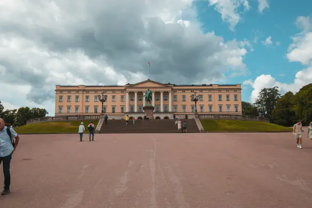 Königliches Schloss in Oslo mit Reiterstandbild über dem weiten Vorplatz