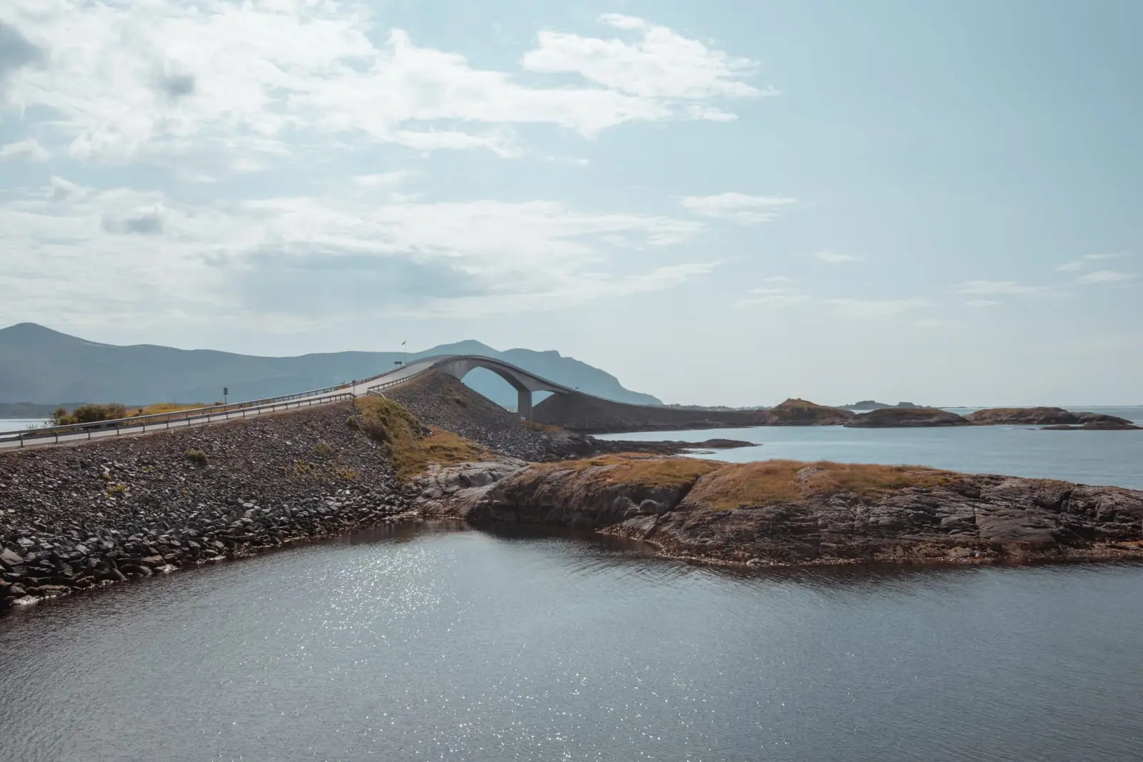 Die Storseisundbrua der Atlantikstraße schwingt sich über das offene Meer