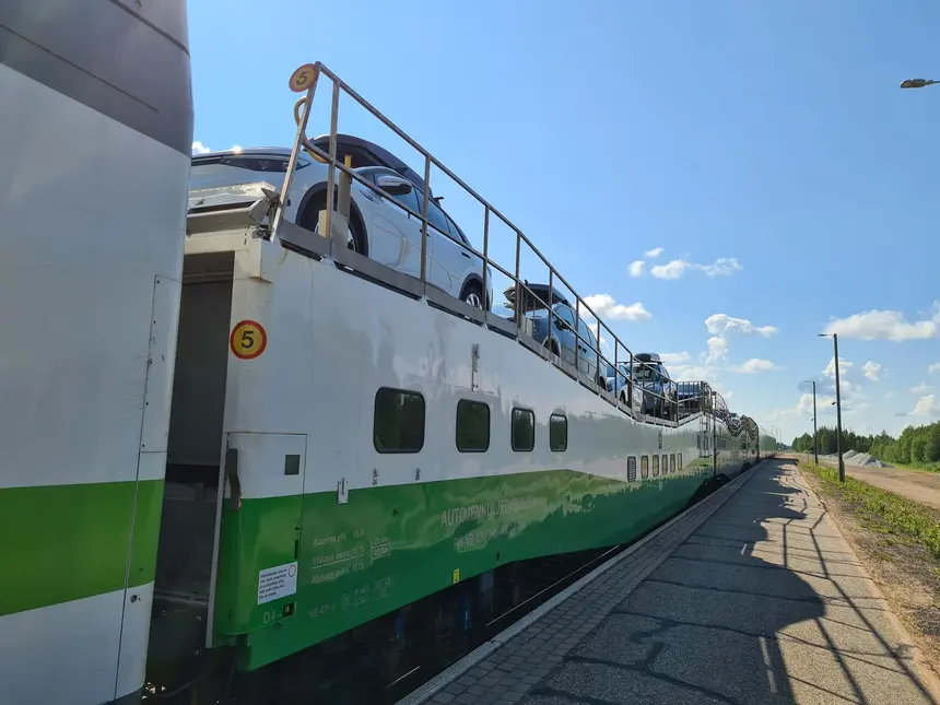 Doppelstöckiger Autotransportwagen des Nachtzugs von Helsinki nach Kolari