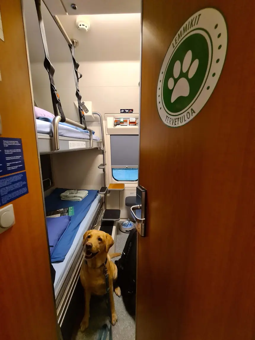 Unser Hund im gebuchten Haustierabteil des Schlafwagens