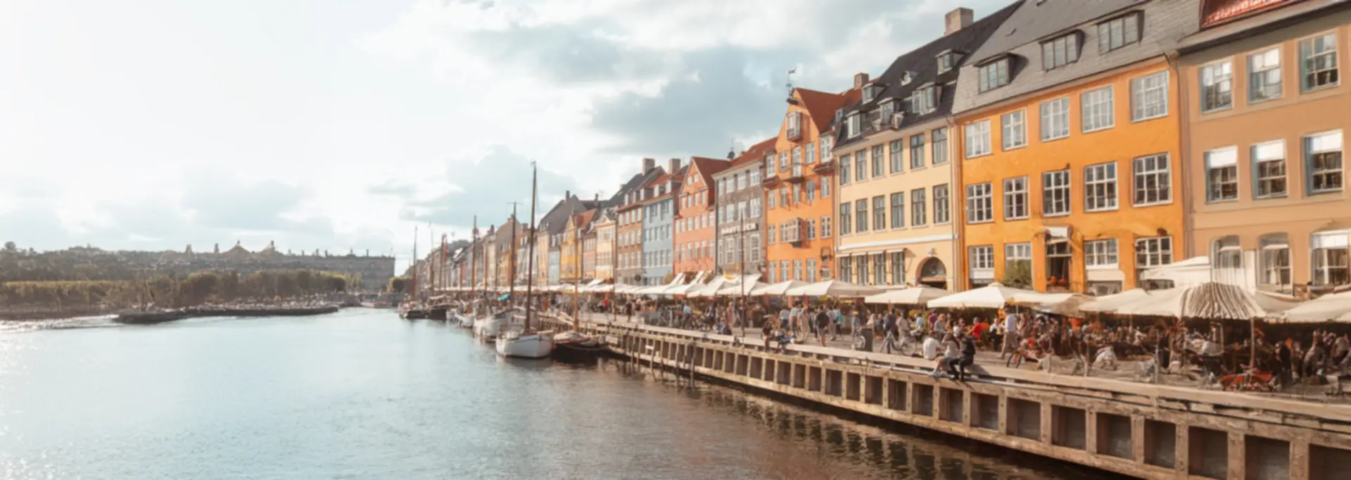 Bunte Giebelhäuser und Segelboote am Nyhavn in Kopenhagen