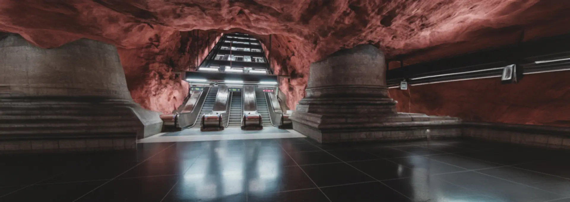 Rot geäderte Felsendecke der Tunnelbana-Station Rådhuset in Stockholm