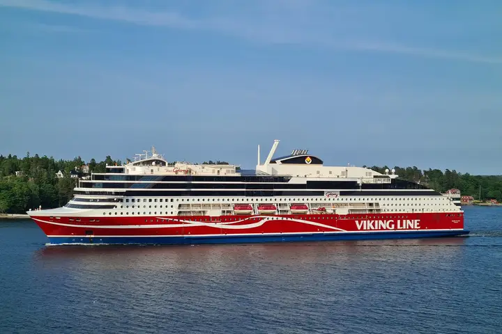 Rot-weißes Schiff der Viking Line auf dem Weg durch den Schärengarten