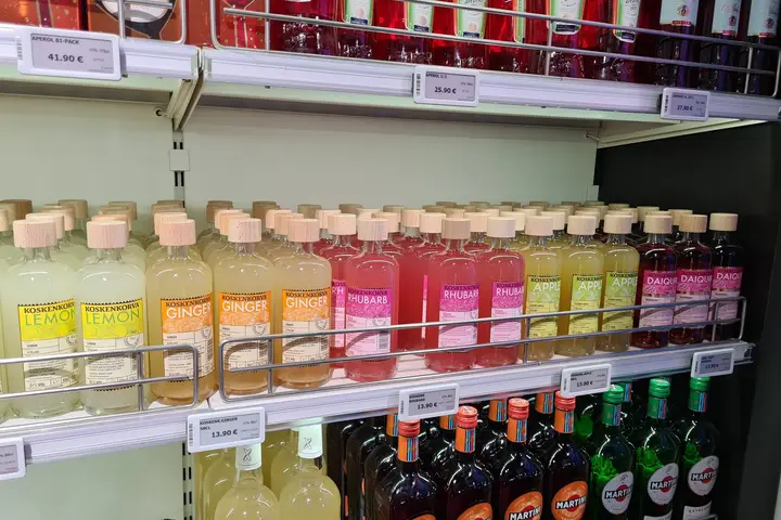 Gefüllte Getränkeregale im Bordshop einer Ostseefähre