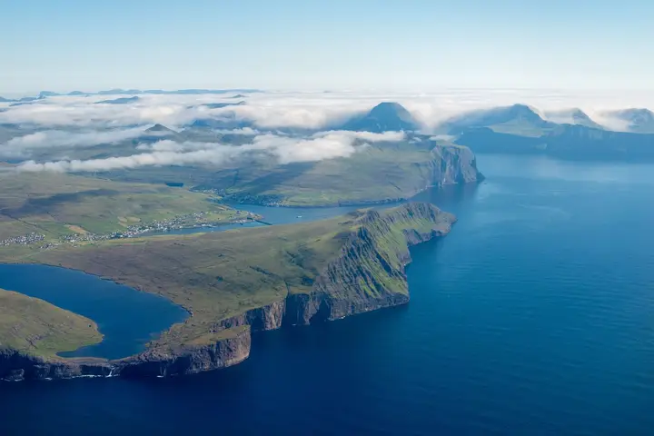 Luftaufnahme der Färöer mit steilen Klippen über dem Atlantik