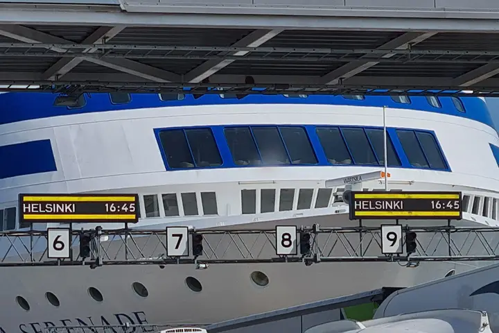 Anzeigetafel im Fährterminal mit dem Ziel Helsinki und den Verladespuren 6 bis 9
