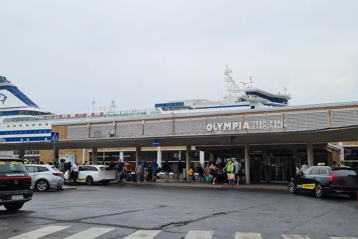 Das Olympia-Terminal in Helsinki mit anlegender Fähre und wartenden Reisenden