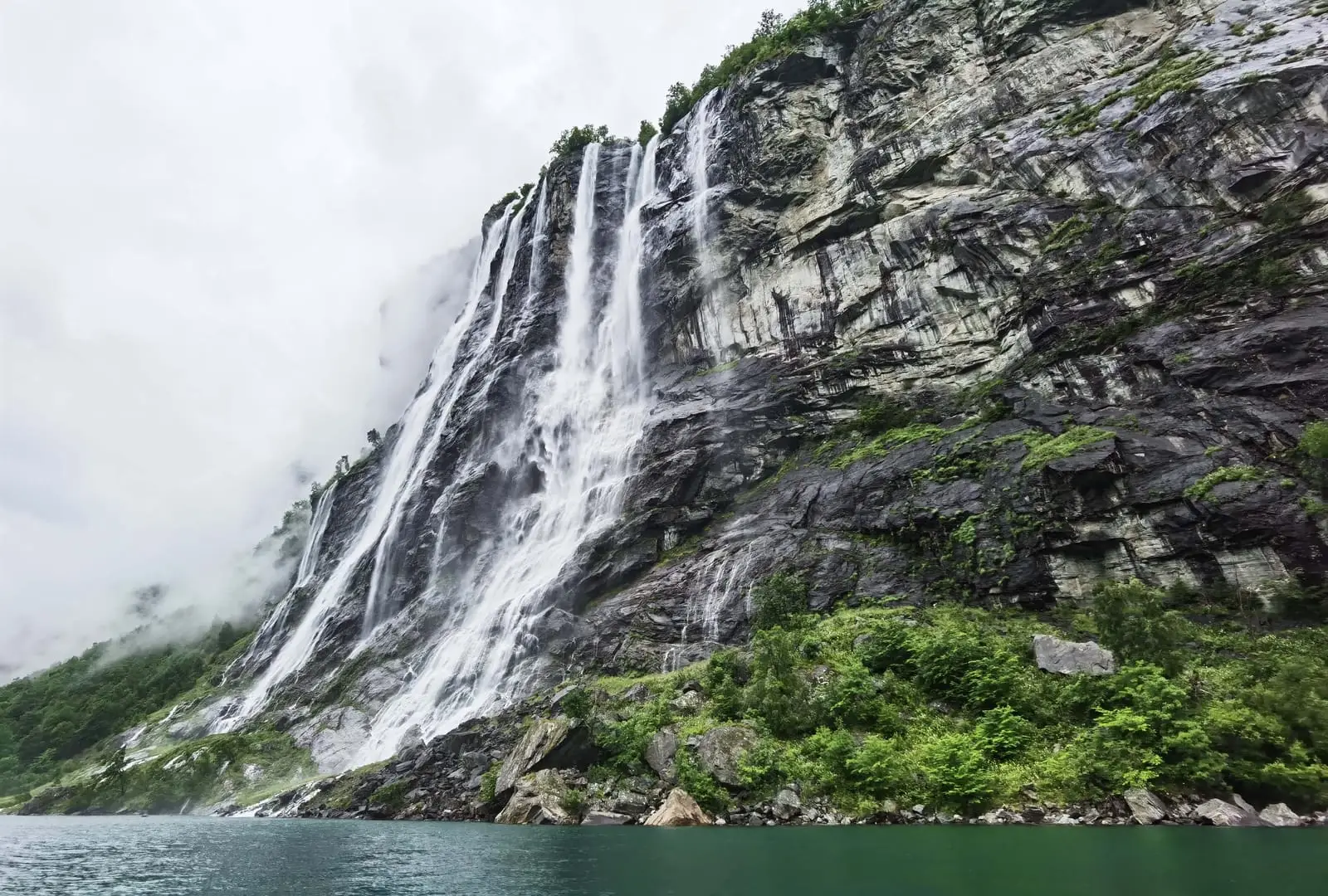 Die Sieben Schwestern stürzen bei Knivsflå in den Geirangerfjord