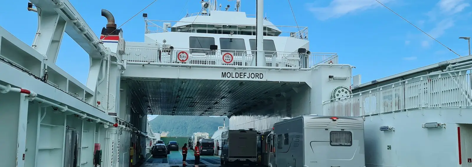 Blick aus dem Autodeck einer norwegischen Fjordfähre auf das offene Heck