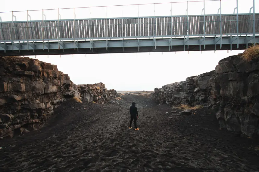 Brücke zwischen den Kontinenten über dem Grabenbruch bei Sandvík