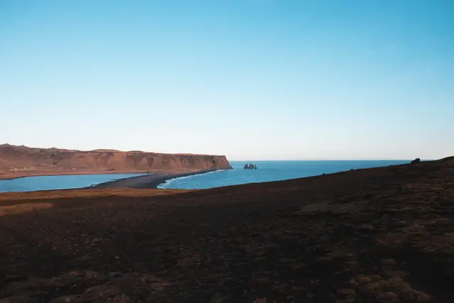 Blick vom Kap Dyrhólaey über die Bucht zu den Felsnadeln von Reynisdrangar