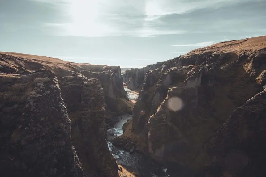 Moosbewachsene Serpentinen der Schlucht Fjaðrárgljúfur