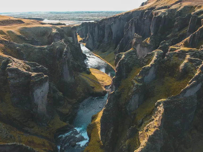 Blick vom Rand der Fjaðrárgljúfur auf den Fluss Fjaðrá