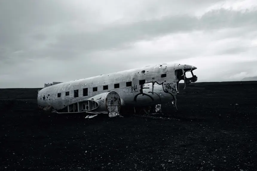 Flugzeugwrack der DC-3 auf dem schwarzen Sand des Sólheimasandur