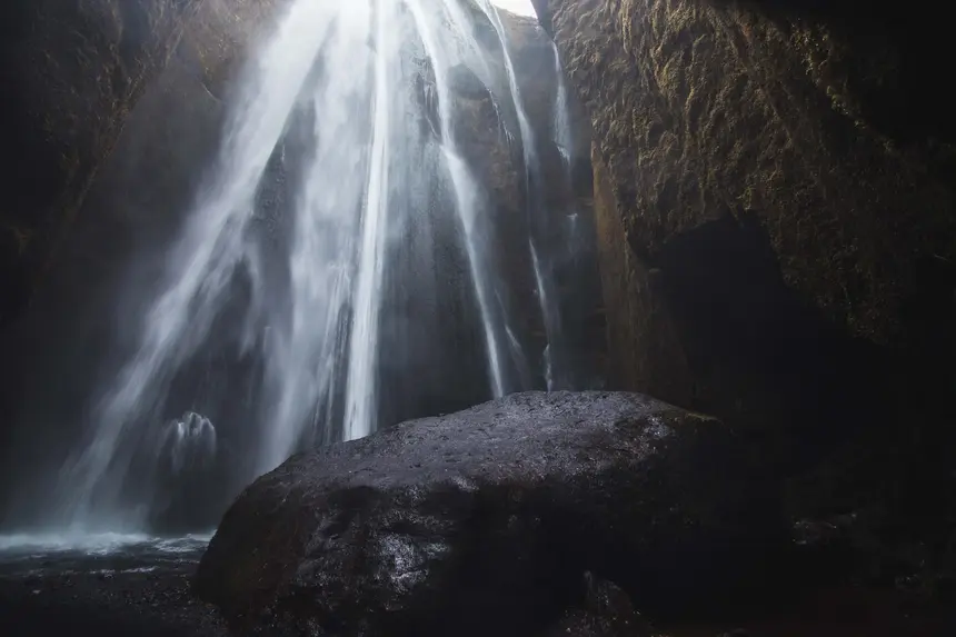 Wasserfall Gljúfrabúi in der offenen Felskammer