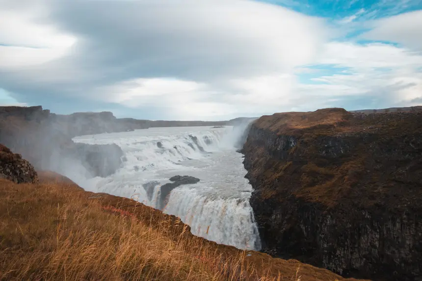 Gullfoss stürzt über zwei Stufen in die Schlucht der Hvítá
