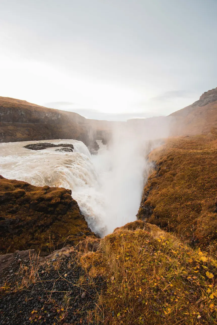 Gischt und Regenbogen an der Aussichtsplattform am Gullfoss