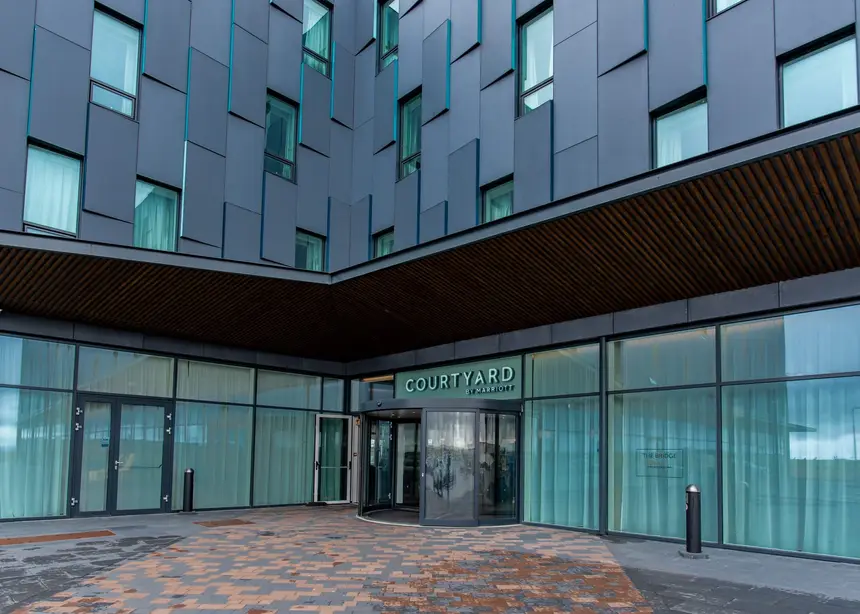 Der gläserne Eingang des Courtyard by Marriott am Flughafen Keflavík