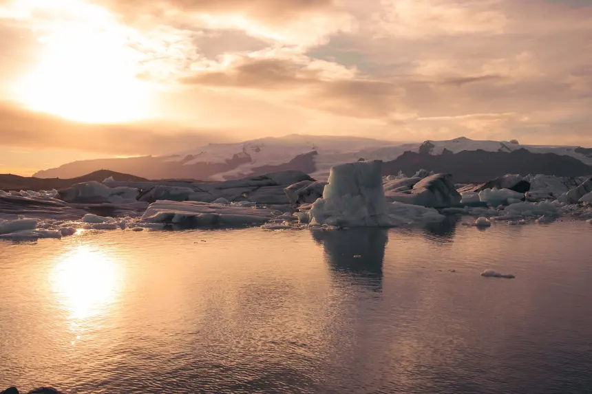 Blau schimmernder Eisberg vor der Gletscherzunge Breiðamerkurjökull