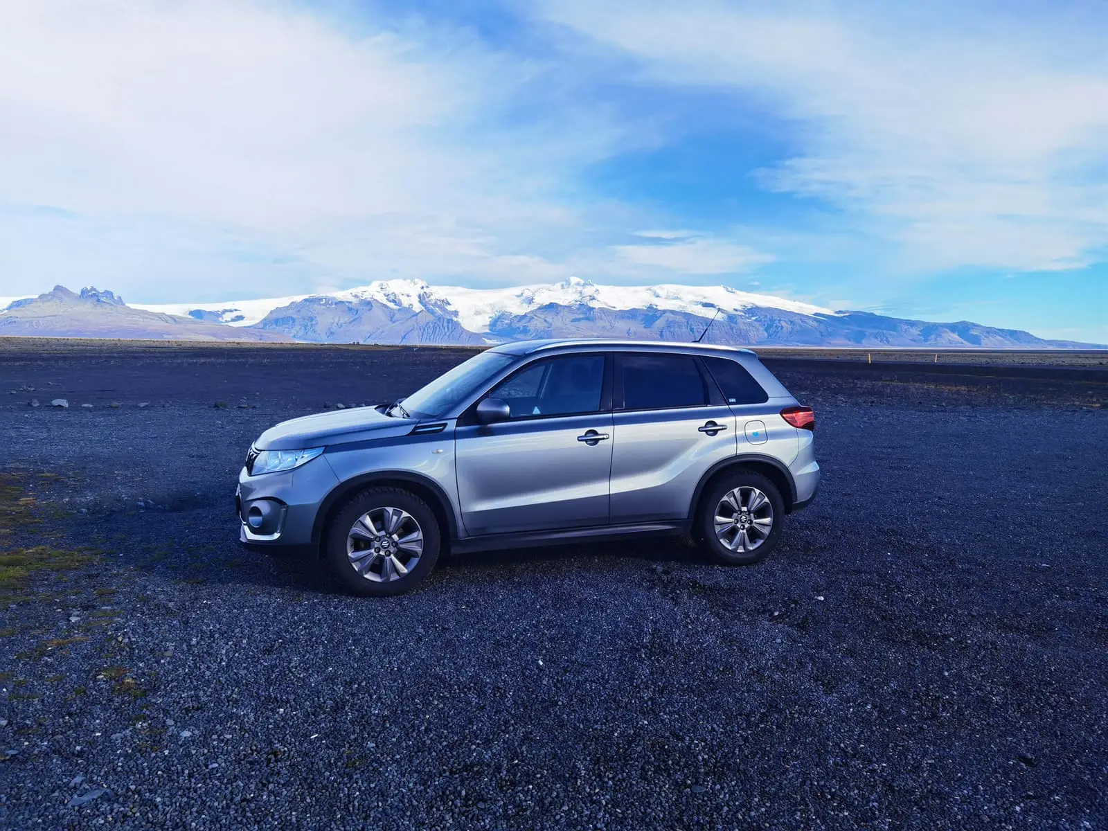 Unser Mietwagen vor der Gletscherkulisse des Vatnajökull an der Südküste Islands